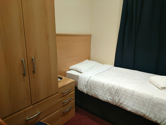 Une chambre simple à Mina House Hotel London